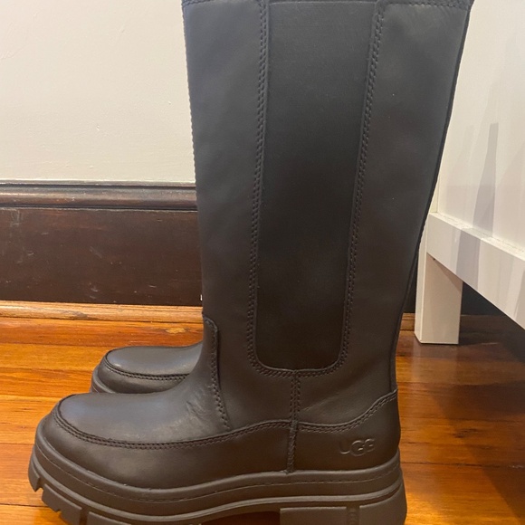 NEW IN BOX! UGG Ashton High Chelsea Boot - Picture 9 of 16